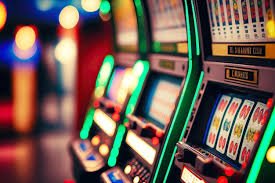 Tampilan meja permainan live casino yang interaktif dengan dealer langsung