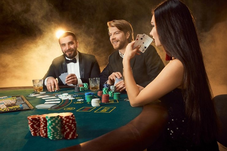 Pengguna menikmati poker online menggunakan smartphone berteknologi tinggi