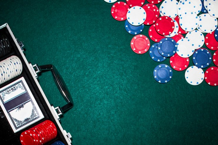 Pengguna bermain slots di smartphone dengan antarmuka intuitif dan akses mudah