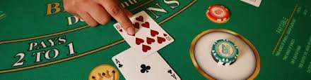 Layar permainan Texas Hold'em saat turnamen poker online